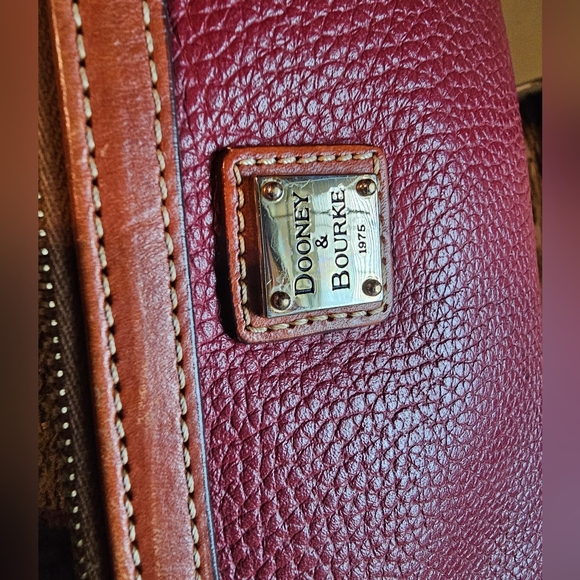 Dooney and Bourke Pebbeled Italian Leather Large Wristlet Wine EUC - Picture 6 of 9